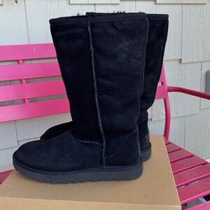 Women’s UGG classic Tall Boot, black -like new! Size 8.